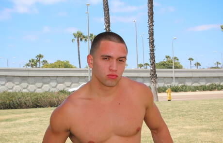 Franco, um sujeito robusto, posando nu ao ar livre