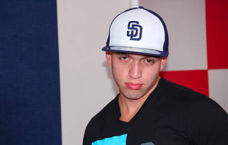 Franco, um sujeito robusto, posando nu ao ar livre