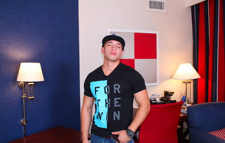 Franco, um sujeito robusto, posando nu ao ar livre