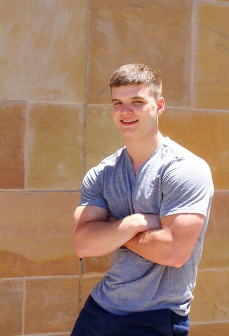 Dobrze zbudowany Jeremy Diesel i siłacz Van James ruchają się w dupę po obciąganiu na zewnątrz