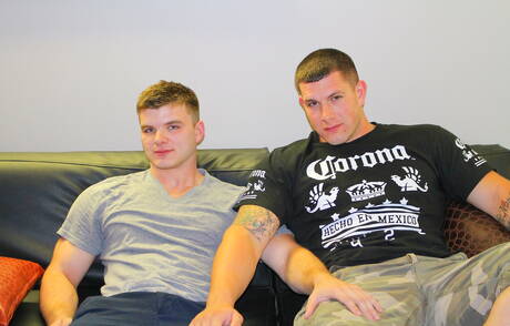 Dobrze zbudowany Jeremy Diesel i siłacz Van James ruchają się w dupę po obciąganiu na zewnątrz