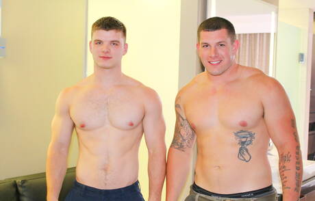 Dobrze zbudowany Jeremy Diesel i siłacz Van James ruchają się w dupę po obciąganiu na zewnątrz