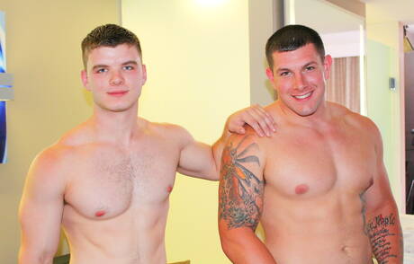 Dobrze zbudowany Jeremy Diesel i siłacz Van James ruchają się w dupę po obciąganiu na zewnątrz