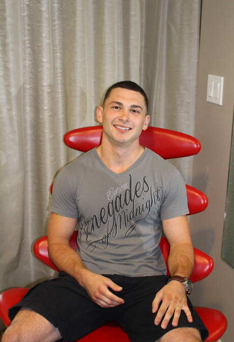 El hombre fuerte estadounidense Johnny Riley posando desnudo y mostrando su bonito trasero al aire libre