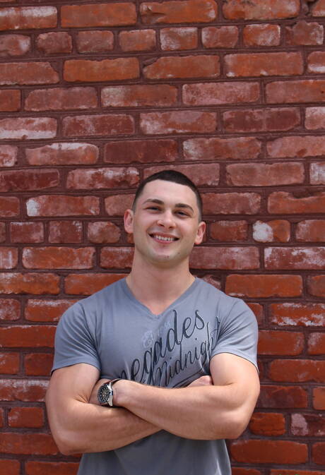 El hombre fuerte estadounidense Johnny Riley posando desnudo y mostrando su bonito trasero al aire libre