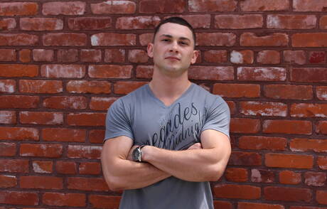 El hombre fuerte estadounidense Johnny Riley posando desnudo y mostrando su bonito trasero al aire libre