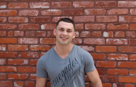 El hombre fuerte estadounidense Johnny Riley posando desnudo y mostrando su bonito trasero al aire libre