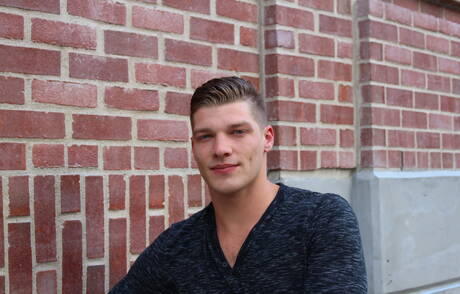 Le dur à cuire américain Bridger Watts taquine sa bite en extérieur