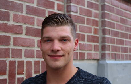 Le dur à cuire américain Bridger Watts taquine sa bite en extérieur