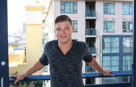 Le dur à cuire américain Bridger Watts taquine sa bite en extérieur