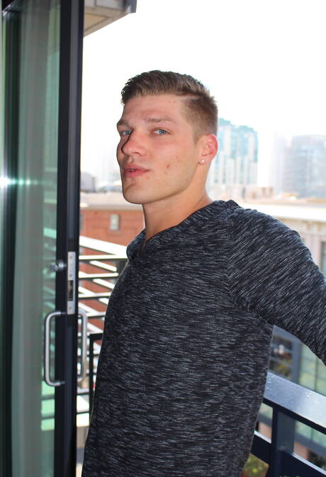 Le dur à cuire américain Bridger Watts taquine sa bite en extérieur