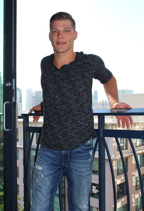 Le dur à cuire américain Bridger Watts taquine sa bite en extérieur