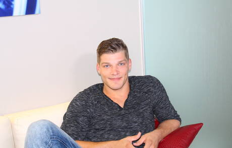 Le dur à cuire américain Bridger Watts taquine sa bite en extérieur