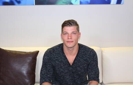 Le dur à cuire américain Bridger Watts taquine sa bite en extérieur