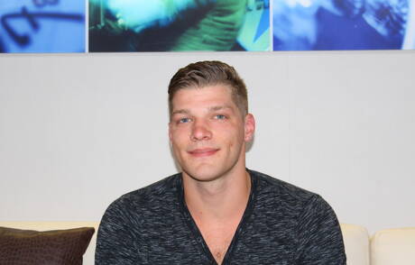 Le dur à cuire américain Bridger Watts taquine sa bite en extérieur