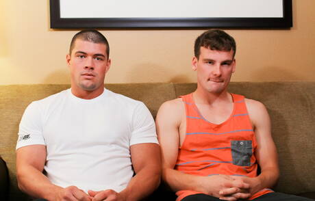 Amerykański przystojniak Brad Banks i muskularny Christian pokazują idealne ciało na zewnątrz