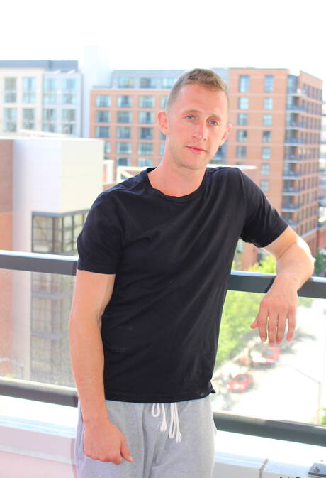 屋外で楽しむストロングマン・アレックス