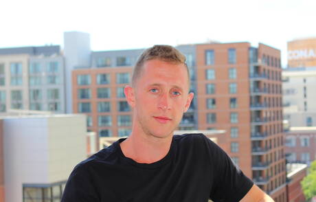 屋外で楽しむストロングマン・アレックス