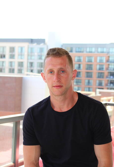 屋外で楽しむストロングマン・アレックス