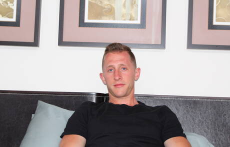 屋外で楽しむストロングマン・アレックス