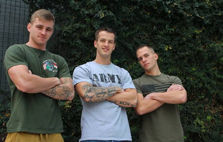 Bezczelni faceci Richard Buldger, Ryan Jordan i Quentin Gainz uprawiali ze sobą seks na świeżym powietrzu