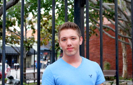 Il bel ragazzo Johnny Thompson posa nudo all