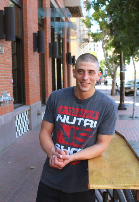 Active Duty: El fuerte toro Jerry Price se desnuda y muestra su trasero al aire libre