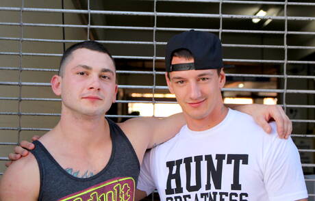 El duro estadounidense Johnny Riley y el corpulento Brad Davis se chupan y follan mutuamente al aire libre