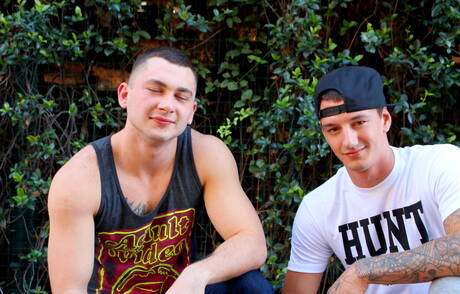 El duro estadounidense Johnny Riley y el corpulento Brad Davis se chupan y follan mutuamente al aire libre