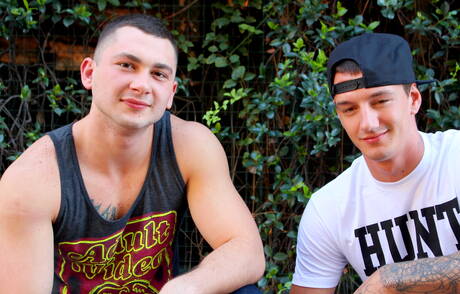 El duro estadounidense Johnny Riley y el corpulento Brad Davis se chupan y follan mutuamente al aire libre