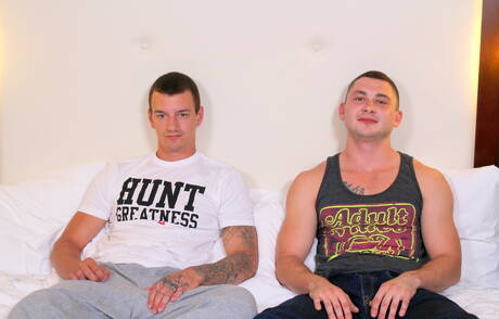 El duro estadounidense Johnny Riley y el corpulento Brad Davis se chupan y follan mutuamente al aire libre