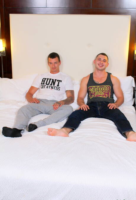 El duro estadounidense Johnny Riley y el corpulento Brad Davis se chupan y follan mutuamente al aire libre