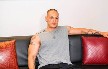 肌肉發達的馬特展示了肌肉身材