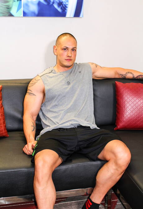 肌肉發達的馬特展示了肌肉身材