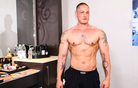 肌肉發達的馬特展示了肌肉身材