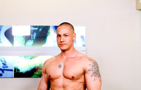 肌肉發達的馬特展示了肌肉身材