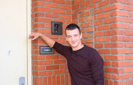 Twink Brad Davis zeigt draußen einen perfekten Körper