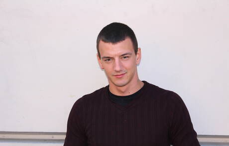 Twink Brad Davis zeigt draußen einen perfekten Körper