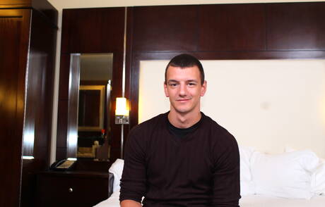 Twink Brad Davis zeigt draußen einen perfekten Körper