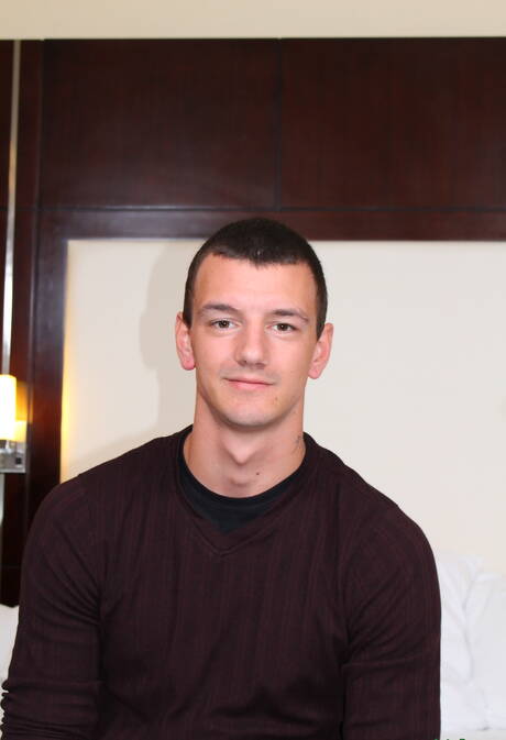 Twink Brad Davis zeigt draußen einen perfekten Körper