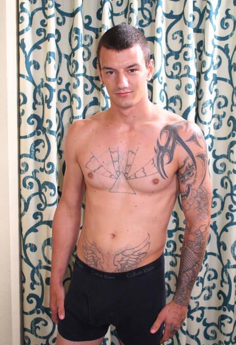 Twink Brad Davis zeigt draußen einen perfekten Körper