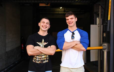 アメリカのマッチョなジョニー・ライリーとハスキーな男のヴァン・ジェームズが野外でフェラチオした後にアナルファック