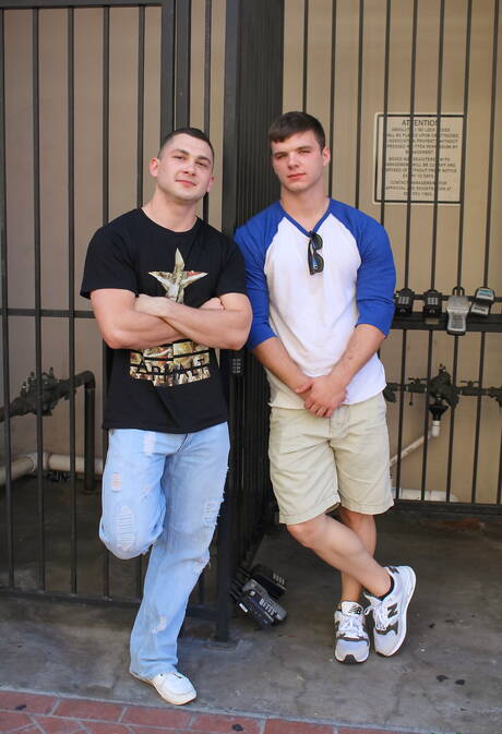 アメリカのマッチョなジョニー・ライリーとハスキーな男のヴァン・ジェームズが野外でフェラチオした後にアナルファック