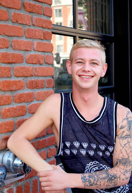 年輕帥哥肖恩在戶外自慰