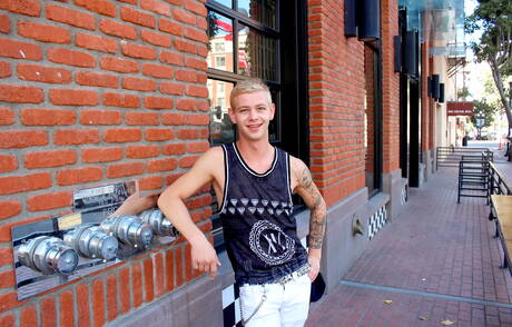 年輕帥哥肖恩在戶外自慰