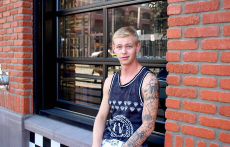 年輕帥哥肖恩在戶外自慰