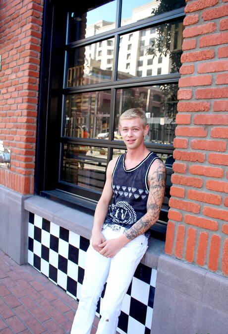 年輕帥哥肖恩在戶外自慰