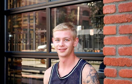 年輕帥哥肖恩在戶外自慰