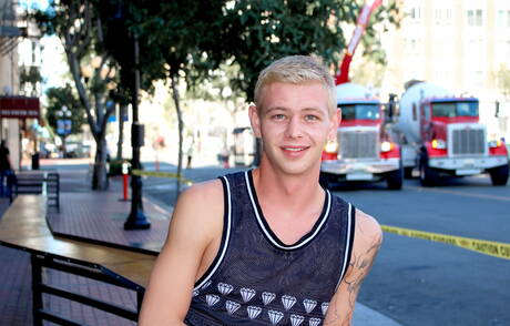 年輕帥哥肖恩在戶外自慰