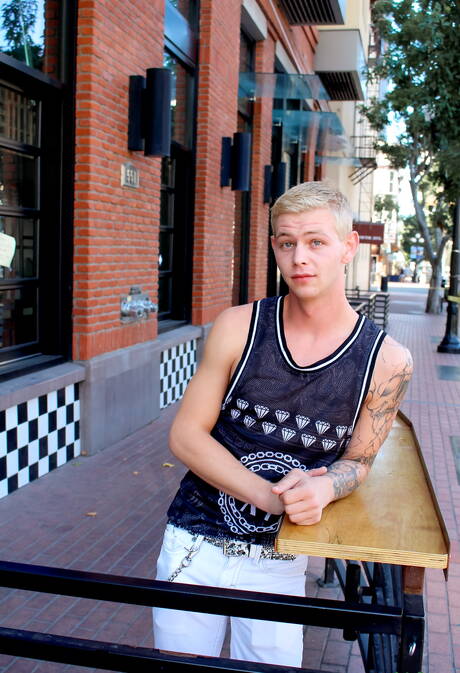 年輕帥哥肖恩在戶外自慰